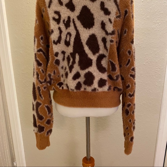 Leopard print Fuzzy Sweater - Picture 4 of 6
